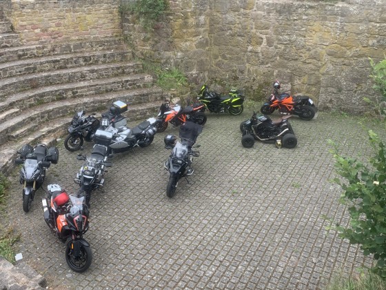 Einzug der „Wagenlenker“ in das Donnersberg eigene Kolosseum.
