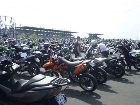 Anlassen Nürburgring eh paar Moppeds geparkt...