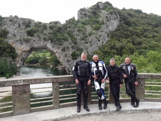 ... die 4 Daltons an der Pont d'Arc....