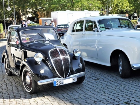 Vierrädig unterwegs mit schwarzer Limousine