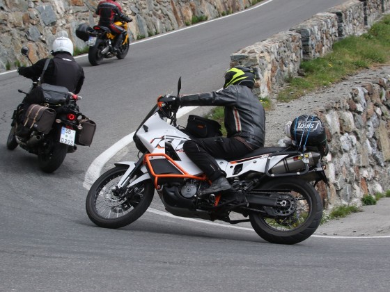 2 Esel auf einem Moped am Stilfser Joch